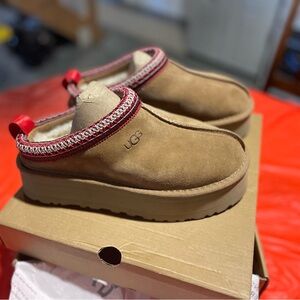 Ugg Chesnut Tazz Platform Slipper - Women’s 8, Brand New- Never Worn!